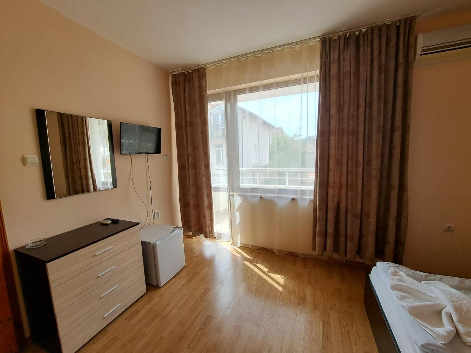 Guest House Lazur Obzor Rom bilde