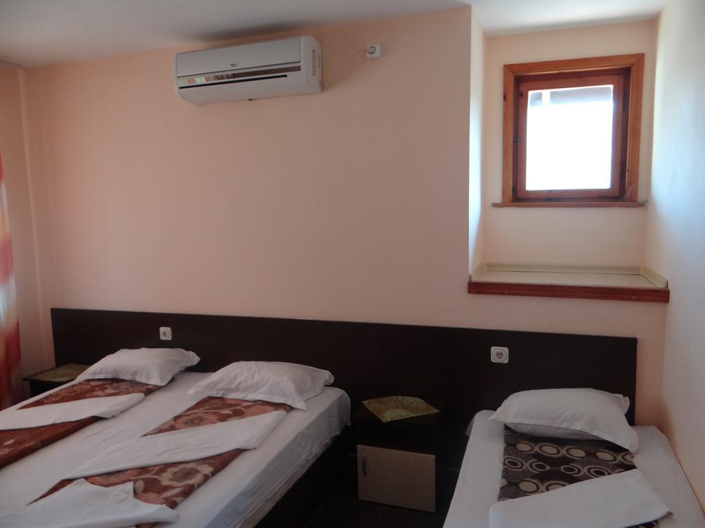 Guest House Lazur Obzor Rom bilde