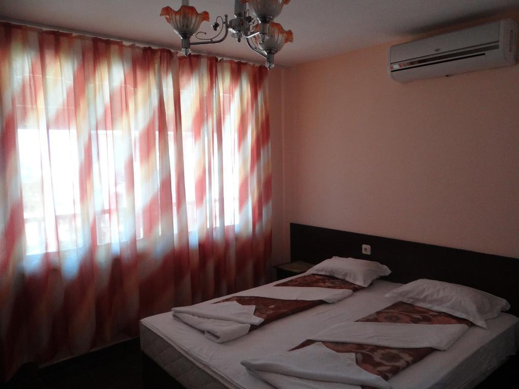 Guest House Lazur Obzor Rom bilde